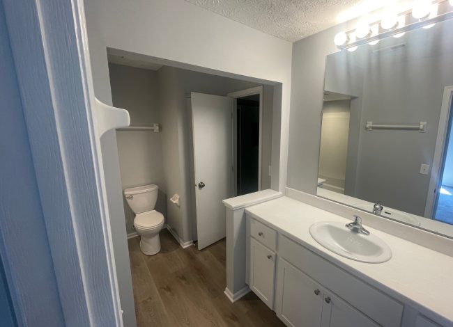 Hideaway Apartments bathroom full